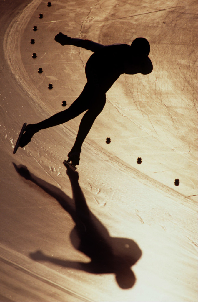 20 FEB 1992: A SKATER SPEEDS ROUND A BEND DURING THE 10000M SPEED SKATING COMPETITION AT THE 1992 WINTER OLYMPICS HELD IN ALBERTVILLE. Mandatory Credit: Shaun Botterill/ALLSPORT